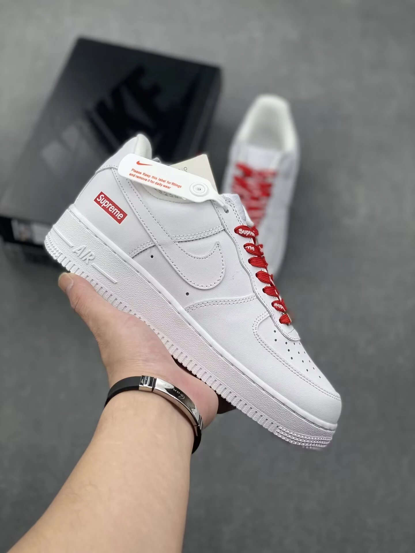 All-white classic lo